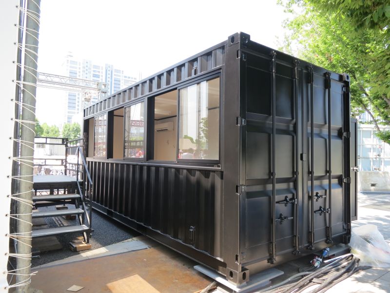 お台場合衆国EXILEブース（コンテナ建築）